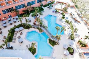 Perdido Beach Resort内部或周边的泳池