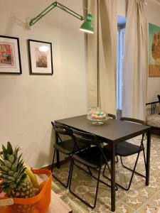 a black table and chairs in a living room at amurimè in Porto Empedocle