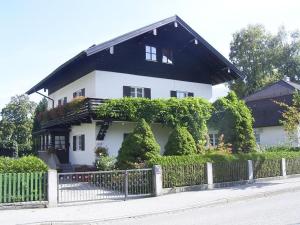 een wit huis met een hek ervoor bij Ferienwohnung Sobotta in Bad Reichenhall