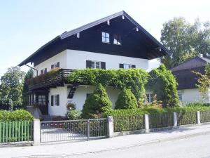 ein weißes Haus mit einem Zaun davor in der Unterkunft Ferienwohnung Sobotta in Bad Reichenhall