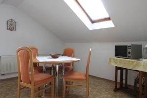 een eetkamer met een tafel en stoelen en een dakraam bij Ferienwohnung Sobotta in Bad Reichenhall
