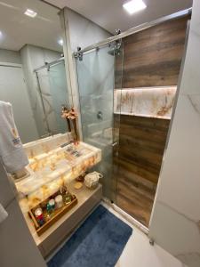 a bathroom with a shower and a sink at FLAT PRAIA DOS CARNEIROS - Eco Resort Praia dos Carneiros ao lado da Igrejinha in Rio Formoso