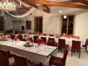 Reštaurácia alebo iné gastronomické zariadenie v ubytovaní DOMAINE DE LA NERTHE- HOTEL PROVENCE MEDITERRANEE