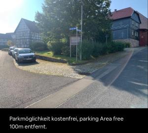 een auto geparkeerd aan de kant van een weg bij Schöne kleine Einraumwohnung mit Küche und Kamin in Holzthaleben in Holzthaleben