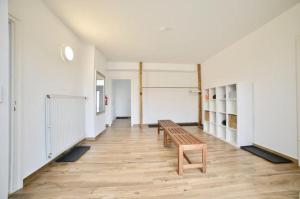 einen Flur mit einer Holzbank in einem Zimmer in der Unterkunft Villa Heidi in Braunlage