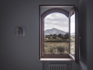 una finestra aperta con vista sulle montagne di Agriturismo Ragozzino / De Marco a Pontelatone