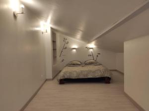 a bedroom with a bed with two pillows on it at Superbe Duplex en plein cœur de Crépy-en-Valois in Crépy-en-Valois