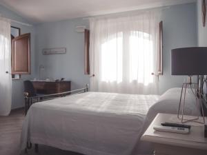 una camera con letto, scrivania e finestra di Agriturismo Ragozzino / De Marco a Pontelatone