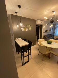 uma sala de jantar e sala de estar com mesa e cadeiras em Apartamento Vida Boa em Gravatal