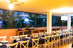 A restaurant or other place to eat at Hotel Belmonte inn