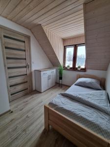 Łóżko lub łóżka w pokoju w obiekcie Domki Irena Kozdrowska
