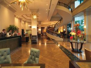 un vestíbulo de un hotel con una escalera de caracol en Miraflores Park, A Belmond Hotel, Lima, en Lima
