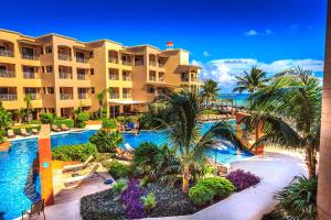 una vista aérea de un complejo con piscina en El Faro Oceanfront Apartments by BVR, en Playa del Carmen