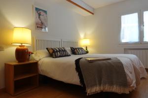 a bedroom with a bed with two lamps on it at Huegas - A 90 metros del Reloj de Formigal in Formigal