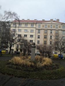 duży budynek z pomnikiem przed nim w obiekcie Economy flat 18 minutes from Vaclavske namesti w Pradze