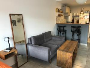 - un salon avec un canapé et une table dans l'établissement Departamento Jujuy, à Rosario