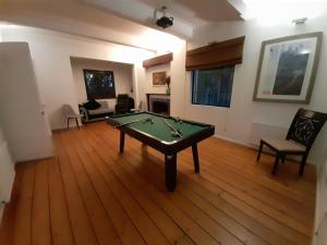 uma sala de estar com uma mesa de bilhar num piso de madeira em HOTEL BORDEPLAZA - ex Monterilla em Viña del Mar