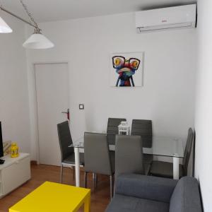 a dining room with a table and chairs at Guimar Esencia en el corazón de la judería in Córdoba