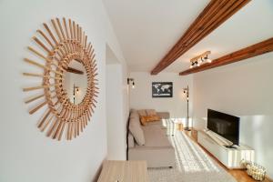 uma sala de estar com um sofá e um espelho em Schei Residence em Brasov