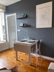 Kitchen o kitchenette sa Hyper centre : Appart ancien rénové / tout confort