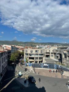 vistas a una ciudad con aparcamiento y edificios en Hyper centre : Appart ancien rénové / tout confort en Clermont-Ferrand