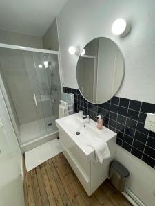 Ванная комната в Hyper centre : Appart ancien rénové / tout confort