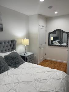 Gulta vai gultas numurā naktsmītnē Luxury apartments NY 4 Bedrooms 3 Bathroom Free Parking