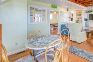 een eetkamer en een woonkamer met een tafel en stoelen bij Galleria in Holden Beach