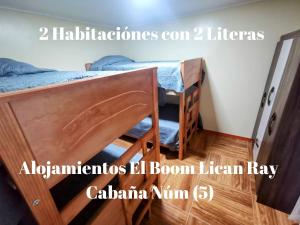 a pair of bunk beds in a dorm room at Alojamientos El Boom Lican Ray in Licán Ray