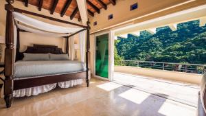 Ένα ή περισσότερα κρεβάτια σε δωμάτιο στο Puerto Vallarta South Shore Luxury Suites,