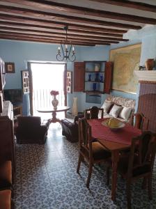 a living room with a table and a couch at Magnífica casa de pueblo con todas las comodidades in Moratalla