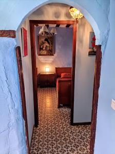 a hallway with a door leading to a bedroom at Magnífica casa de pueblo con todas las comodidades in Moratalla