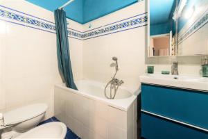 Ένα μπάνιο στο Hostly - La Pera Suite Apartment - 2 Bedrooms, Full Center +16 φωτογραφίες