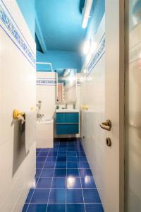 Ένα μπάνιο στο Hostly - La Pera Suite Apartment - 2 Bedrooms, Full Center