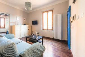 uma sala de estar com um sofá e uma mesa em Hostly - La Pera Suite Apartment - 2 Bedrooms, Full Center em Pisa