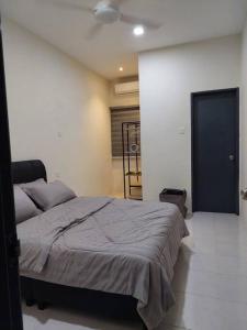 ein Schlafzimmer mit einem großen Bett in einem Zimmer in der Unterkunft Yong Guesthouse in Kuala Kangsar