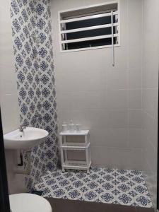 ein Bad mit einem Waschbecken und einem WC in der Unterkunft Yong Guesthouse in Kuala Kangsar