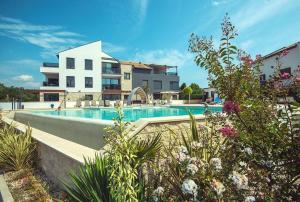 basen przed budynkiem w obiekcie Apartman Viola Vižula w Medulinie