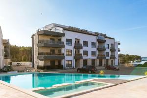Basen w obiekcie Apartman Viola Vižula lub w pobliżu