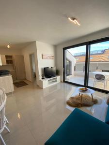duży salon z dużymi przesuwnymi szklanymi drzwiami w obiekcie Apartman Viola Vižula w Medulinie
