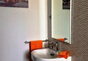 łazienka z umywalką i lustrem w obiekcie Luxury suite apartment w mieście Torrevieja +6 zdjęć