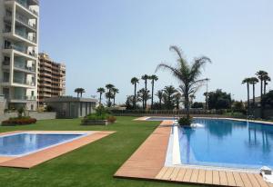 basen z trawnikiem i budynek w obiekcie Luxury suite apartment w mieście Torrevieja