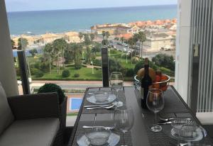 stół z kieliszkami do wina i widokiem na ocean w obiekcie Luxury suite apartment w mieście Torrevieja