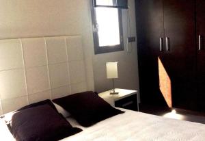 sypialnia z łóżkiem i oknem i oknem w obiekcie Luxury suite apartment w mieście Torrevieja