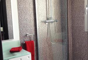 W łazience znajduje się prysznic i czerwony ręcznik. w obiekcie Luxury suite apartment w mieście Torrevieja