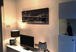 pokój z biurkiem z monitorem i krzesłem w obiekcie Luxury suite apartment w mieście Torrevieja