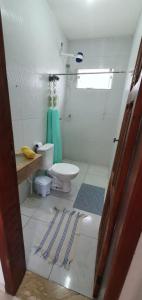 uma casa de banho com um WC e um lavatório em Casa Azul Gamboa em Gamboa