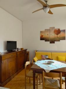 a living room with a table and a tv at Costa degli Etruschi in San Vincenzo