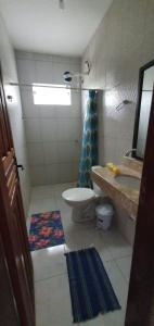 y baño con lavabo, aseo y bañera. en Casa Azul Gamboa en Gamboa