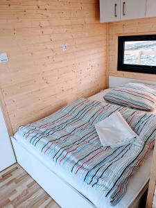 Säng eller sängar i ett rum på Schwimmendes Haus Nico auf dem Wasser inkl Boot in Västervik